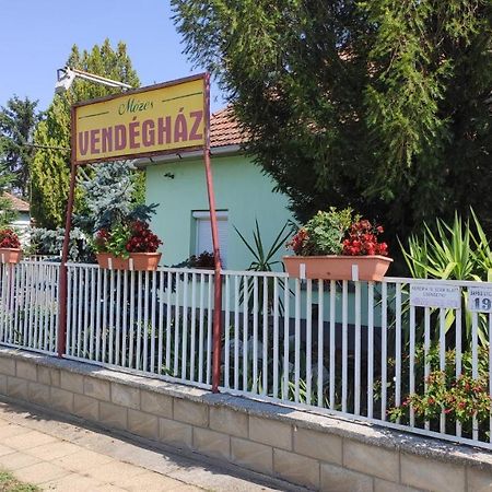Opusztaszeri Mozes Vendeghaz Hotel Luaran gambar
