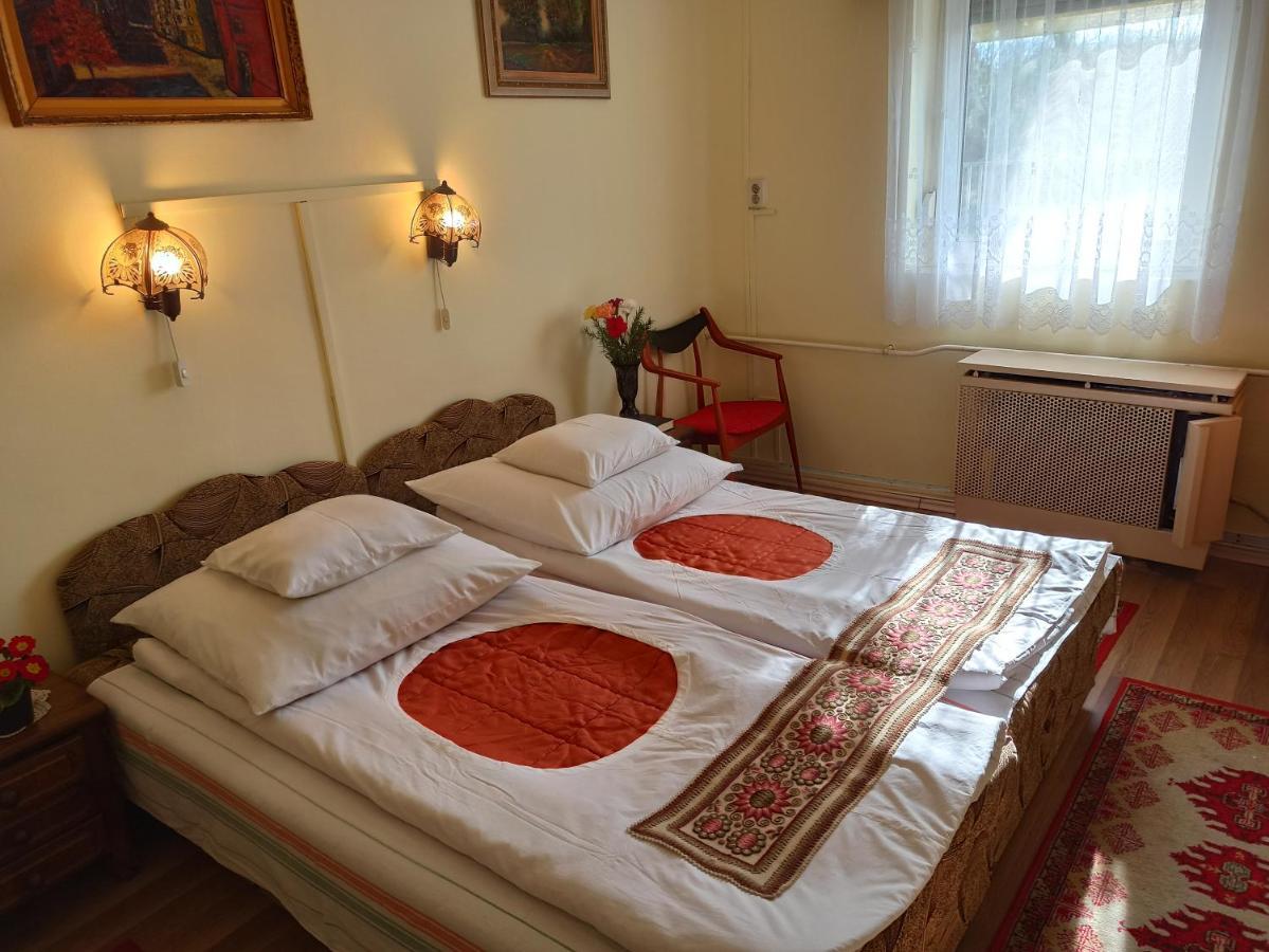 Opusztaszeri Mozes Vendeghaz Hotel Luaran gambar