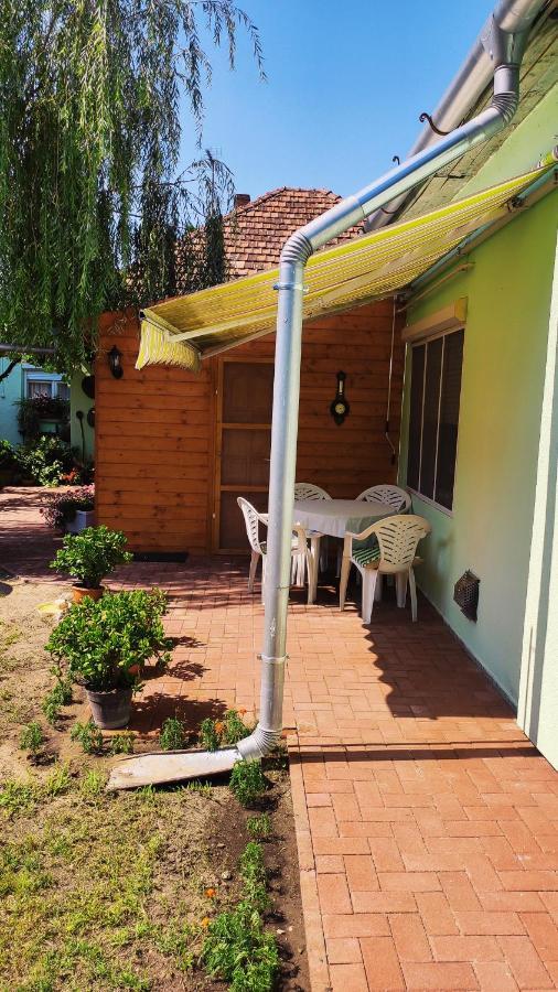 Opusztaszeri Mozes Vendeghaz Hotel Luaran gambar